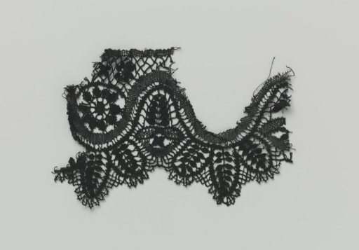 Strip of bobbin lace with a deep wave line