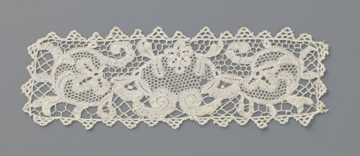 Ornamental piece of bobbin lace with volutes