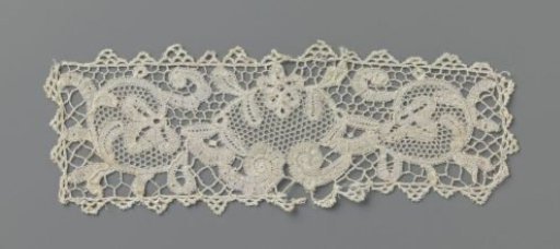Piece of bobbin lace with volutes