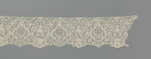 Japanese strip of mixed lace with lobed medallions