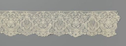 Japanese strip of mixed lace with lobed medallions
