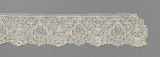 Strip of mixed lace with lobed medallions