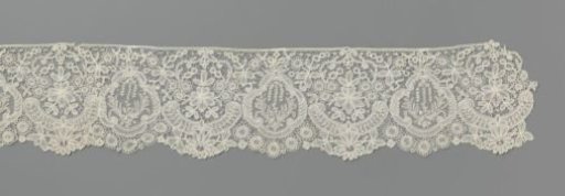 Japanese strip of mixed lace with lobed medallions