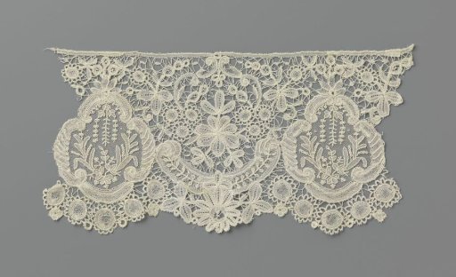 Japanese strip of mixed lace with lobed medallions