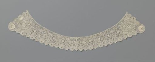 Collar of needle lace with a chain of small ovals