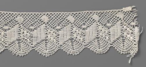 Strip of bobbin lace with zigzag and scallop shells