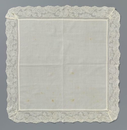 Handkerchief of batiste with a strip of bobbin lace with rivière around it