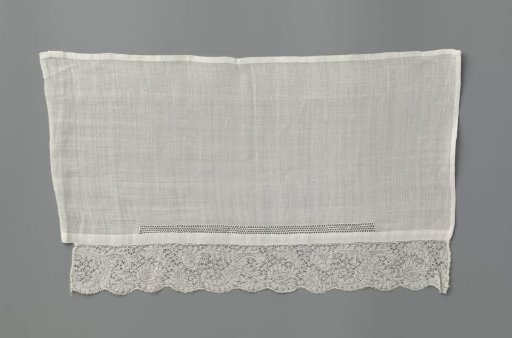 Modesty with strip of bobbin lace with feathered leaves