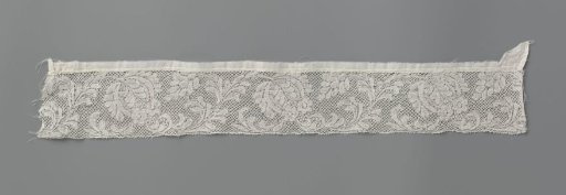 Strip of bobbin lace with split branch and tulip