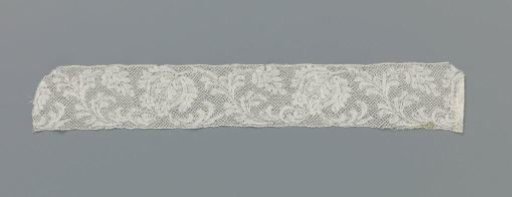 Strip of bobbin lace with split branch and tulip