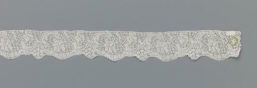 Strip of bobbin lace with vines and 'Horn of Plenty'
