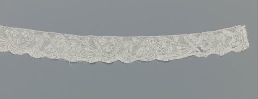 Strip of bobbin lace with large tulip