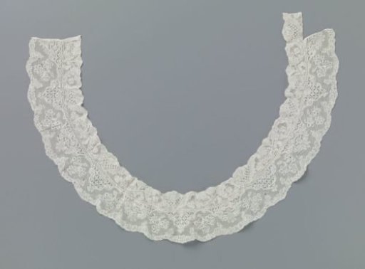 Double collar of bobbin lace with mountain and valley line