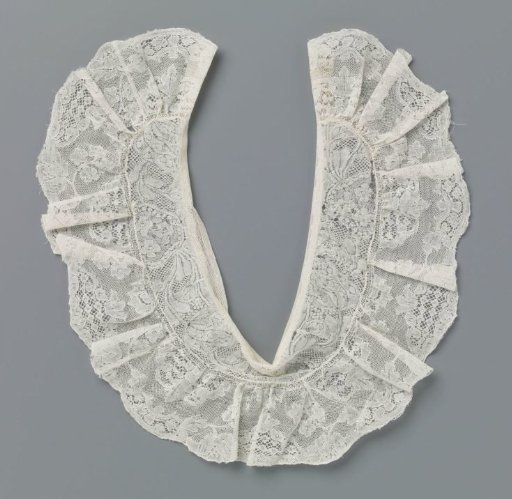 Collar of bobbin lace with three mesh medallions