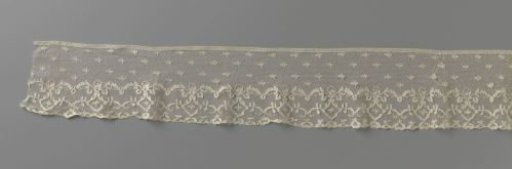 Flounce of bobbin lace with diamond-shaped medallions