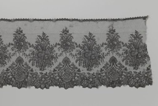Strip of bobbin lace in Japanese style with shield-shaped medallions