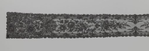 Neckcloth or Scarf of Bobbin Lace with Three Large Lilies