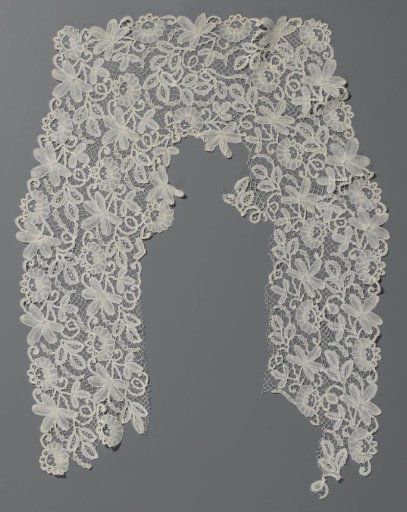 Collar of bobbin lace with five-leaf pattern