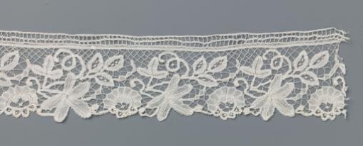 Strip of bobbin lace with five-leaf pattern