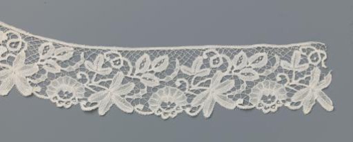Strip of bobbin lace with five-leaf pattern