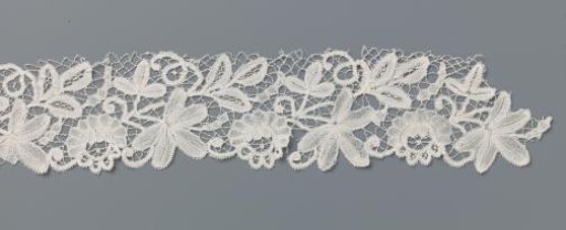 Strip of bobbin lace with five-leaf pattern