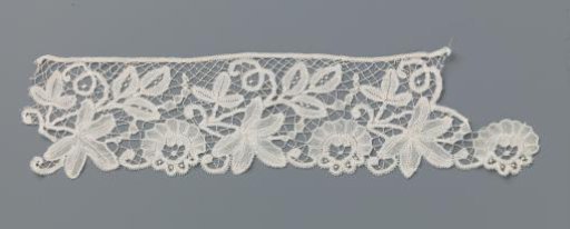 Strip of bobbin lace with five-leaf pattern