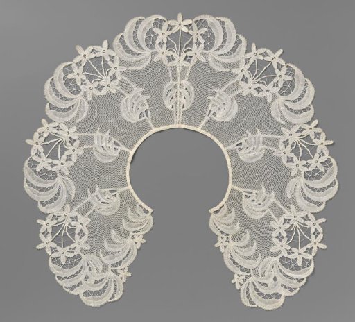 Collar of mixed lace with sickle leaves