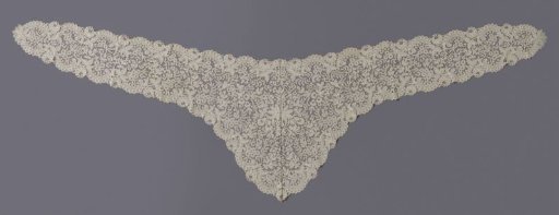 Shawl of bobbin lace with the scalloped C-scrolls