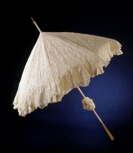 Parasol with cover of needle lace, point de gaze de Bruxelles, lined with crêpe georgette