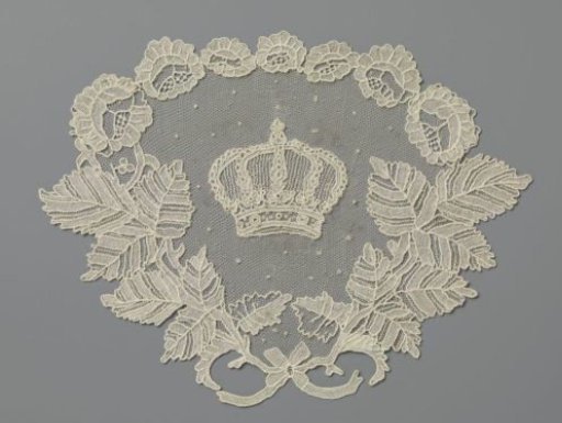 Design in needle lace with a motif of a small crown in a wreath of rose branches