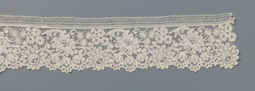 Strip of bobbin lace with three-leaf pattern