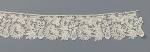 Strip of bobbin lace with aster