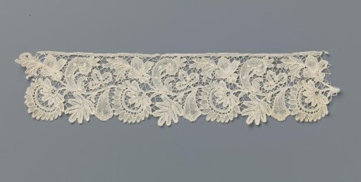 Strip of bobbin lace with aster