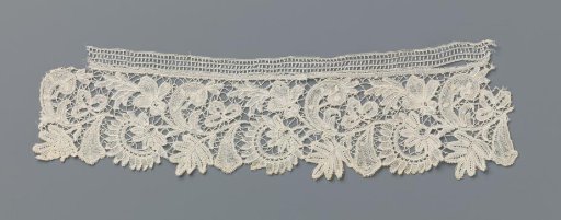 Strip of bobbin lace with aster