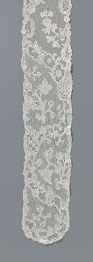 Cap edge of bobbin lace with rivières