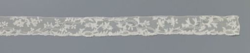 Bobbin lace cap strip with zigzag border
