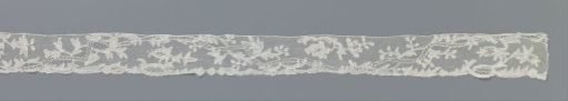 Cap strip of bobbin lace with zigzag rivière