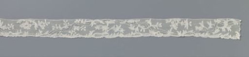 Cap strip of bobbin lace with zigzag rivière