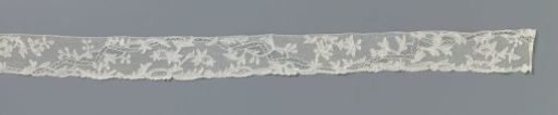 Cap band of bobbin lace with zigzag braid