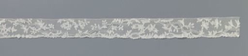 Cap band of bobbin lace with zigzag braid