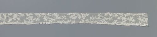Cap band of bobbin lace with zigzag braid