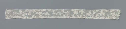 Cap band of bobbin lace with zigzag braid