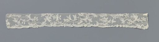 Bobbin lace cap band with zigzag riviére