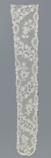 Cap edge of bobbin lace with rivières