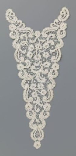 Vest of bobbin lace with hanging cluster in symmetrical framing