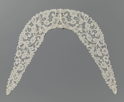 Collar of bobbin lace with fleur-de-lis between long scrolling