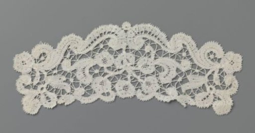 Cuff of bobbin lace with hanging cluster in symmetrical frame