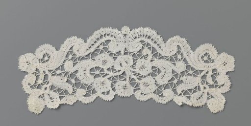 Cuff of bobbin lace with hanging cluster in symmetrical frame