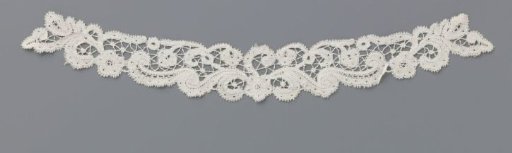 Guimpe of bobbin lace with symmetrical volute pattern