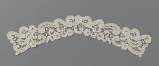 Guimpe of bobbin lace with symmetrical volute pattern